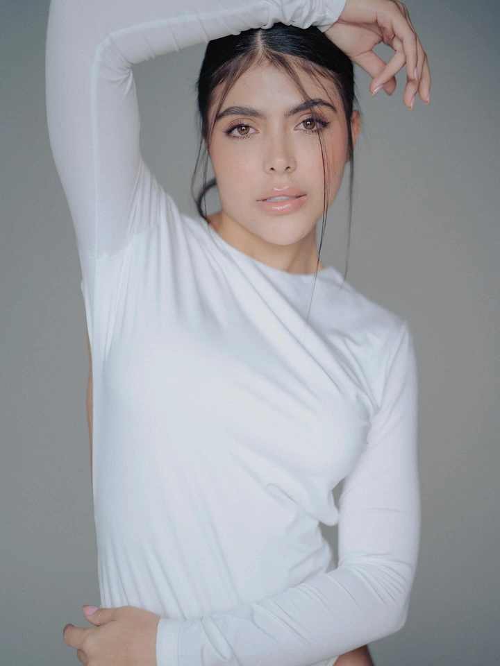 Retrato editorial con luz y sombra