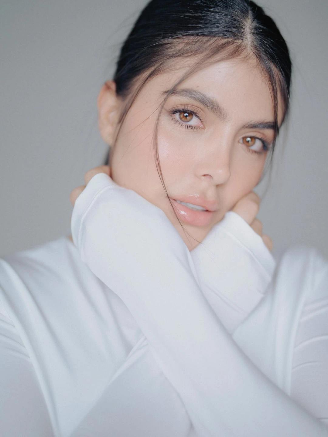 Retrato editorial con luz blanca y atuendo blanco